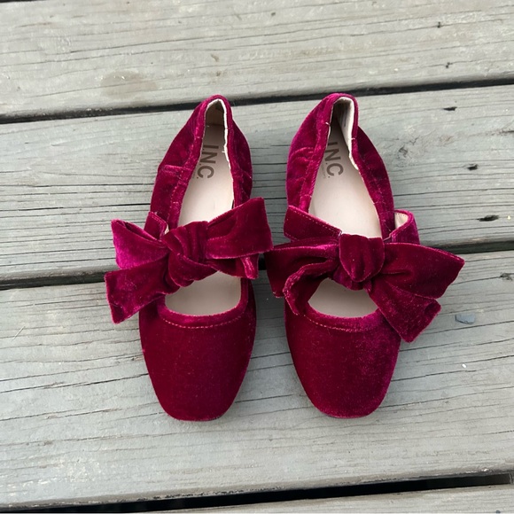 INC Girls Garnet “London” Crushed Velvet Bow Top MaryJane Flats | Size 1 - Picture 2 of 9